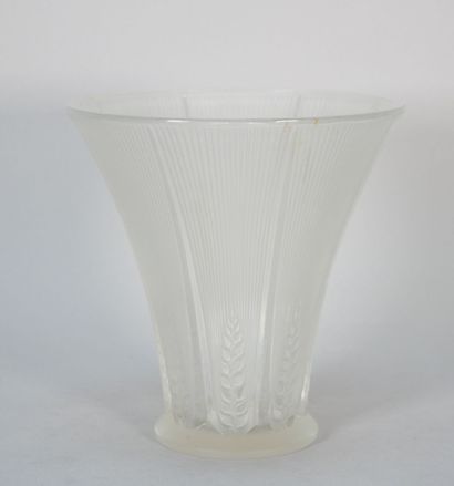 LALIQUE France
Vase in pressed molded white...