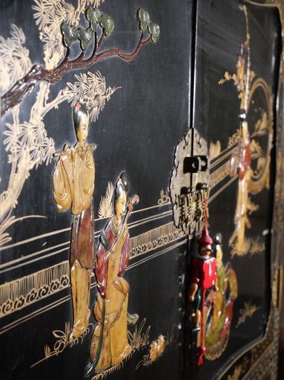 CHINE
Cabinet en bois laqué noir et doré...