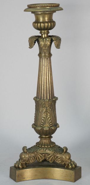 Paire de flambeaux en bronze verni or, le...