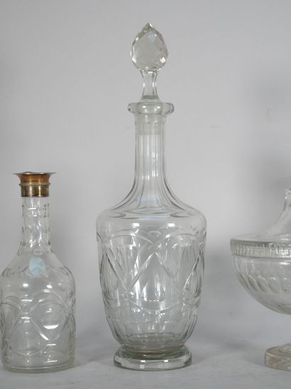 Reunion of 4 glass pieces, decorated with...