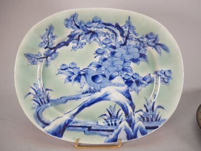 CHINA
Enameled porcelain dish decorated in...