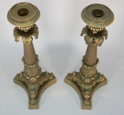 Paire de flambeaux en bronze verni or, le...