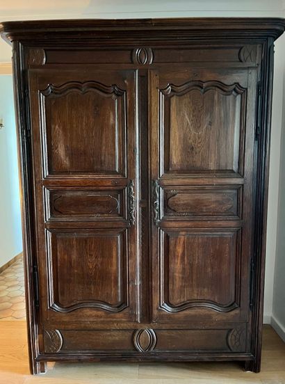 Armoire rustique en bois naturel mouluré...
