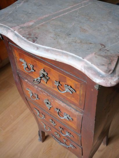 Commode haute de forme chantournée en bois...