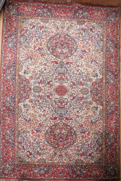 Tapis mécanique en laine de style oriental,...