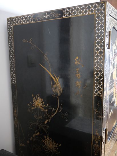 CHINE
Cabinet en bois laqué noir et doré...