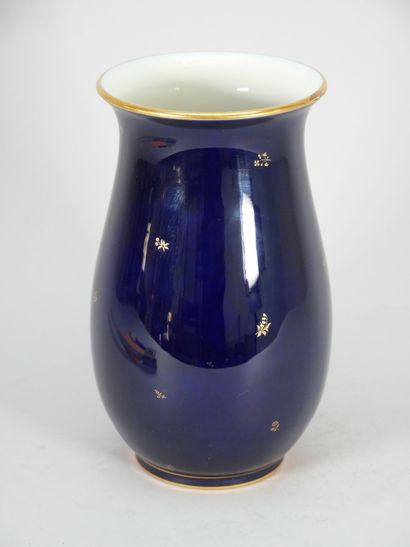 SEVRES
Porcelain vase with a Sèvres blue...