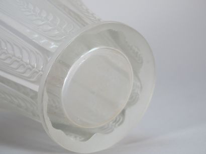 LALIQUE France
Vase in pressed molded white...