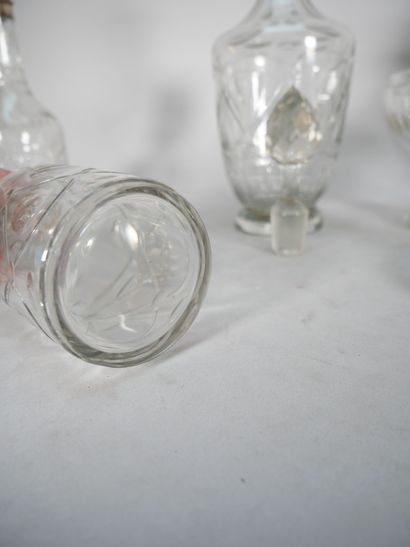 Reunion of 4 glass pieces, decorated with...
