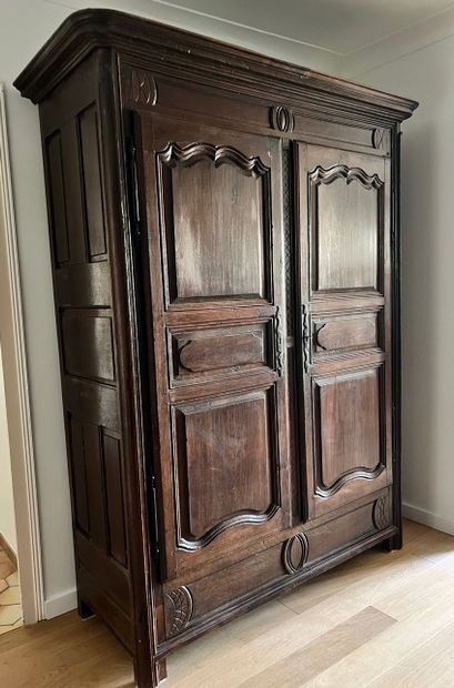 Armoire rustique en bois naturel mouluré...