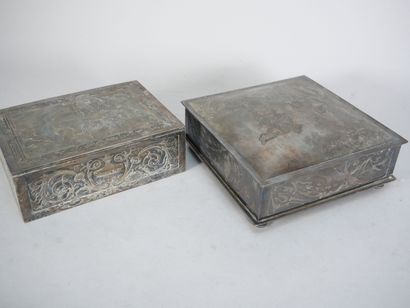 Réunion de 2 boîtes en métal argenté, l'une...