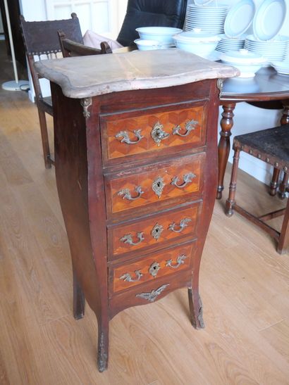 Commode haute de forme chantournée en bois...
