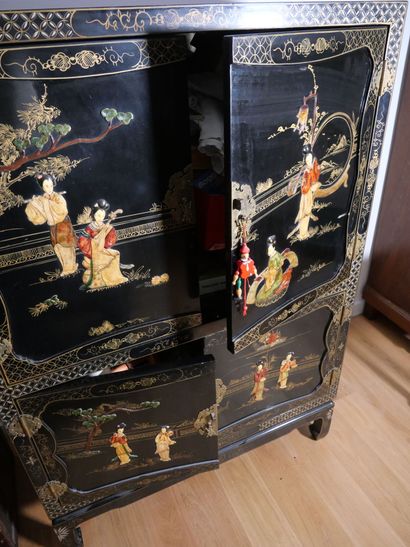 CHINE
Cabinet en bois laqué noir et doré...