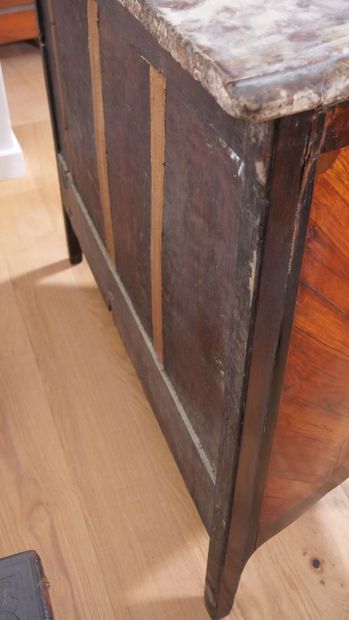Commode de forme galbée en placage de bois...