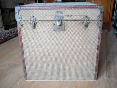 J.PENET, 52 rue Lafayette, Paris
Malle de...