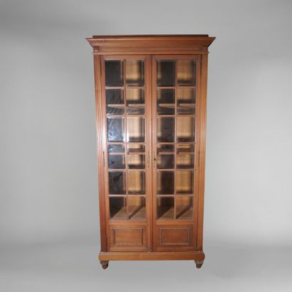 Vitrine bibliothèque en bois massif mouluré...
