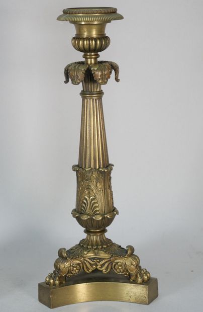 Paire de flambeaux en bronze verni or, le...