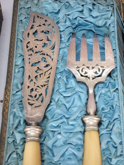Openwork metal fish serving set with horn...