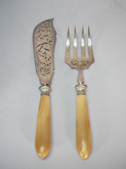 Openwork metal fish serving set with horn...