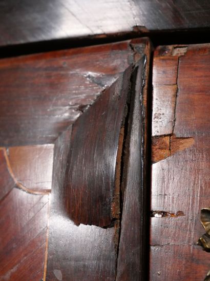 Commode de forme galbée en placage de bois...
