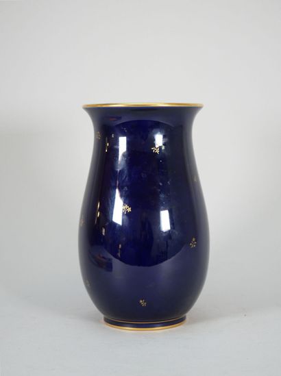 SEVRES
Porcelain vase with a Sèvres blue...