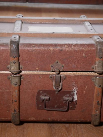 Malle de voyage en bois partiellement gainée...