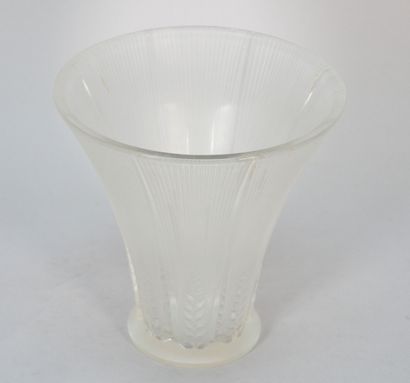 LALIQUE France
Vase in pressed molded white...