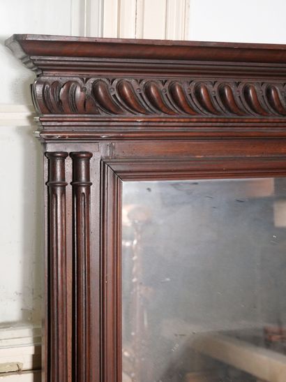 Miroir en chêne mouluré et sculpté, les montants...