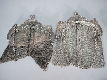 Réunion de trois sacs du soir en métal argenté...