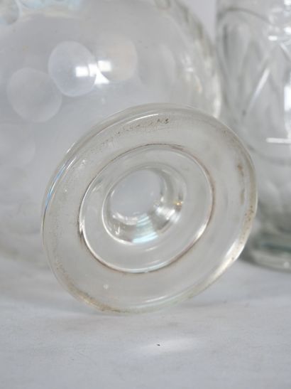 Reunion of 4 glass pieces, decorated with...