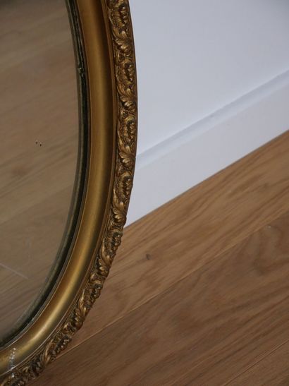 Miroir de forme ovale, l'encadrement en bois...
