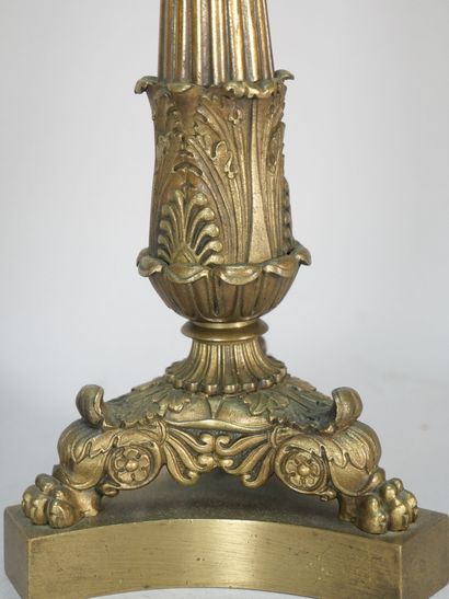 Paire de flambeaux en bronze verni or, le...