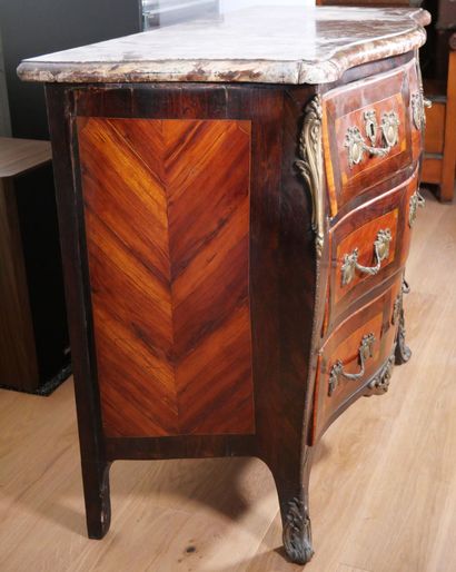 Commode de forme galbée en placage de bois...