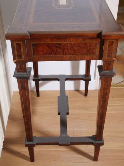 Table travailleuse en bois de placage et...