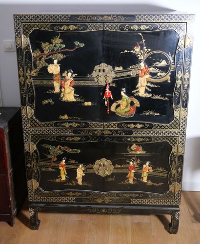 CHINE
Cabinet en bois laqué noir et doré...