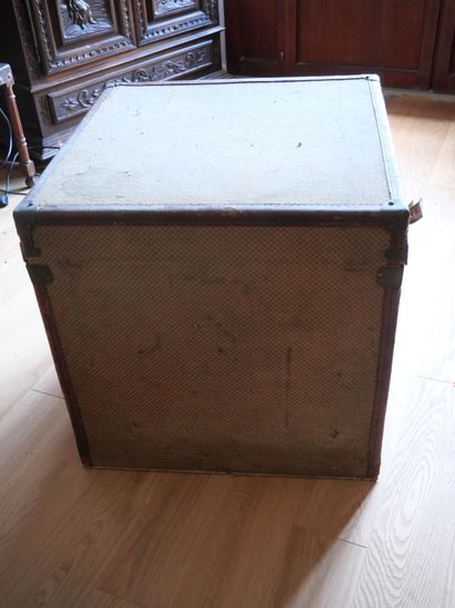 J.PENET, 52 rue Lafayette, Paris
Malle de...