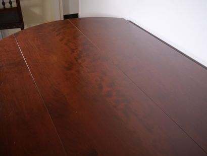 Table de salle à manger en acajou et placage...