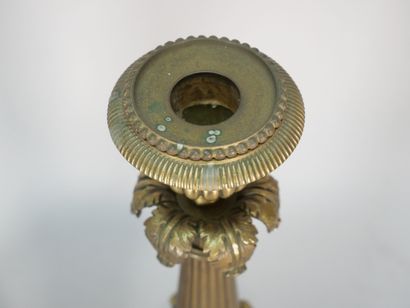 Paire de flambeaux en bronze verni or, le...