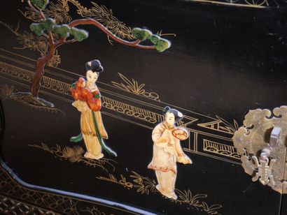 CHINE
Cabinet en bois laqué noir et doré...