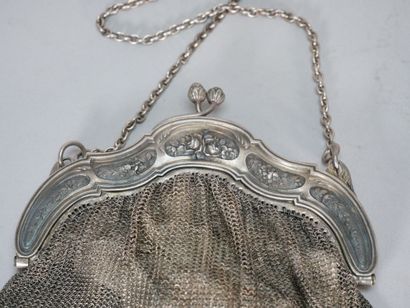 Réunion de trois sacs du soir en métal argenté...