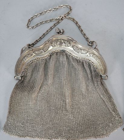 Réunion de trois sacs du soir en métal argenté...