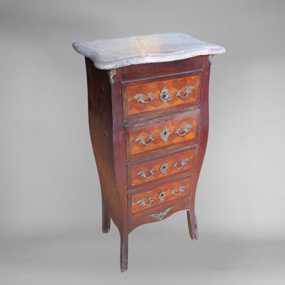 Commode haute de forme chantournée en bois...