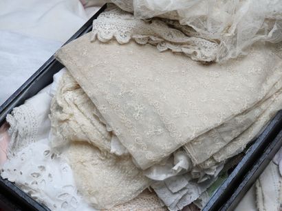 Important ensemble de linge ancien, napperons...
