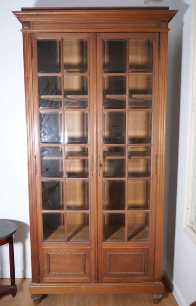 Vitrine bibliothèque en bois massif mouluré...