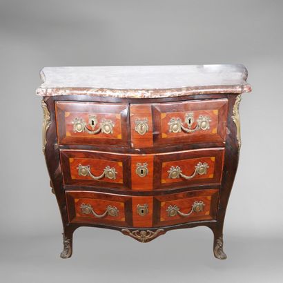 Commode de forme galbée en placage de bois...