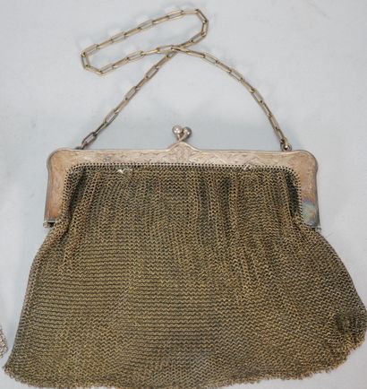 Réunion de trois sacs du soir en métal argenté...