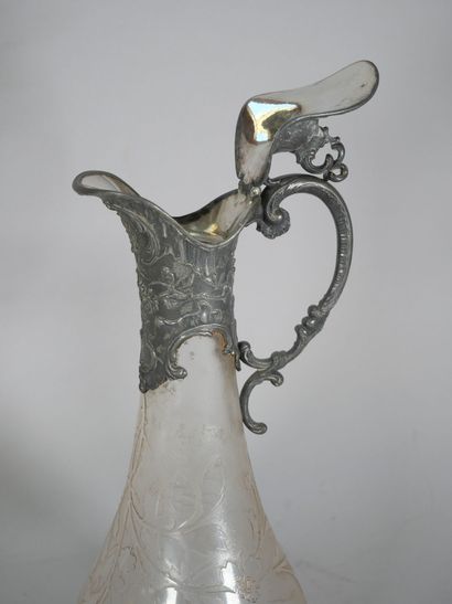 Reunion of a cut-crystal carafe, the swollen...