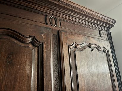 Armoire rustique en bois naturel mouluré...