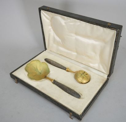 Strawberry cutlery in gilt metal, handle...