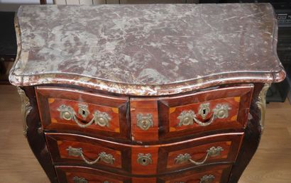 Commode de forme galbée en placage de bois...